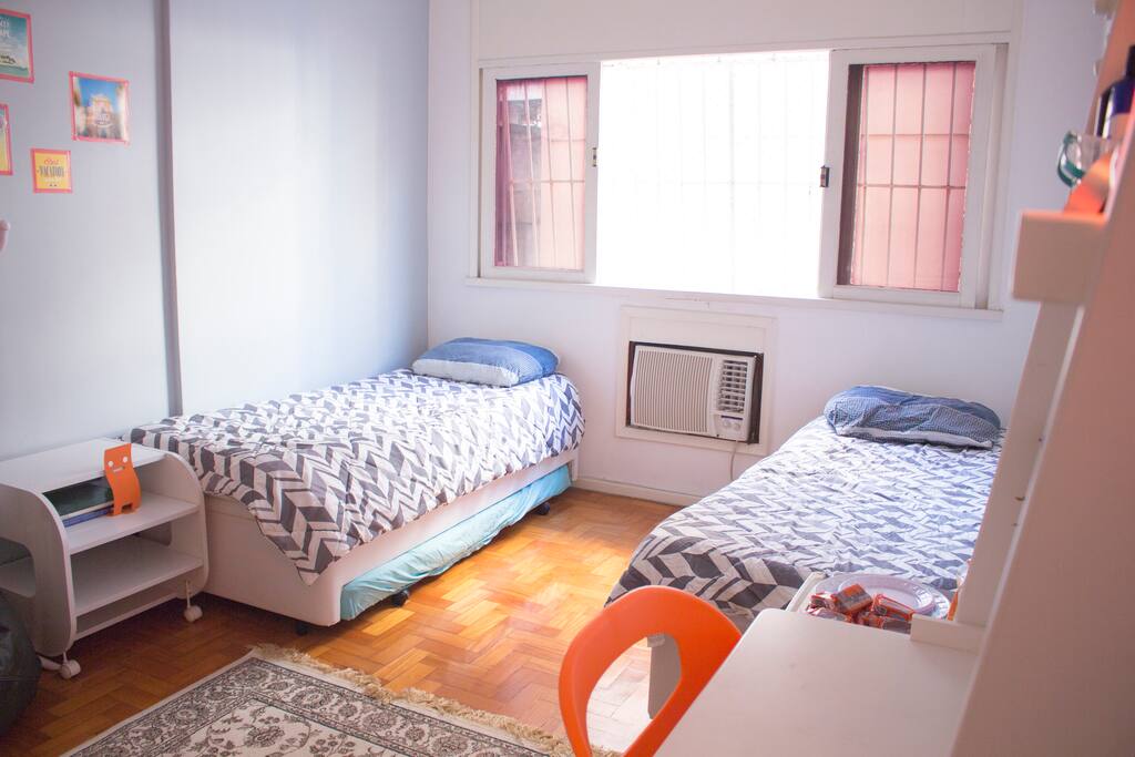 Quarto de hóspedes - Possui 2 camas convencionais + 2 bicamas / Roupas de cama e toalhas / armário, cabides e ferro de passar / frigobar / ar condicionado/ventilador.