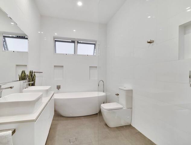 Willoughby 3 bedroom family home -with pool!! gallery image 3