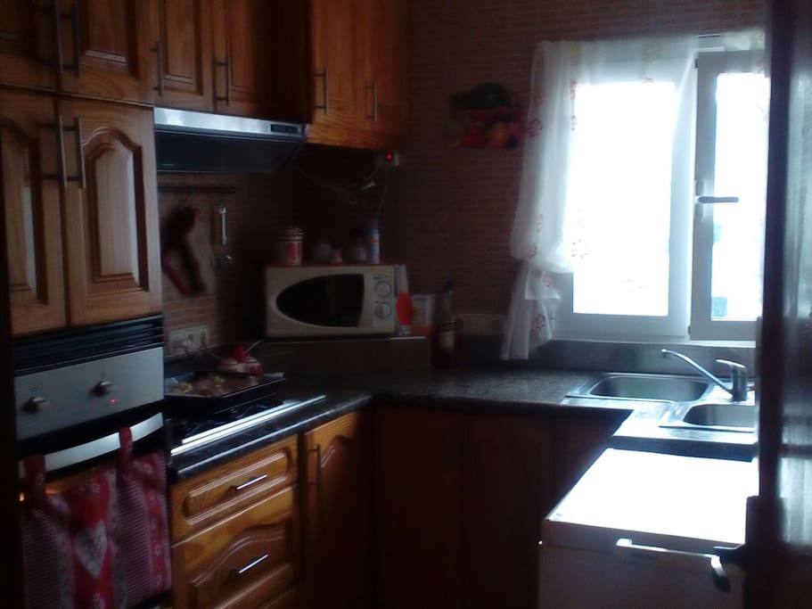 *Complete with large refrigerator and freeze
*completa de nevera alta y conjelador
*frigo alto e freezer a pozzo