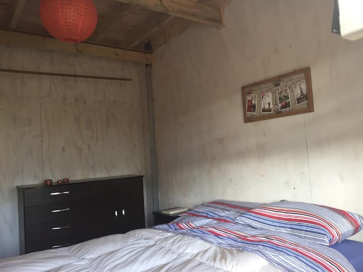 Საძინებელი 2 ფონური ხედით ორადგილიანი საწოლით , სრული დასვენებით 