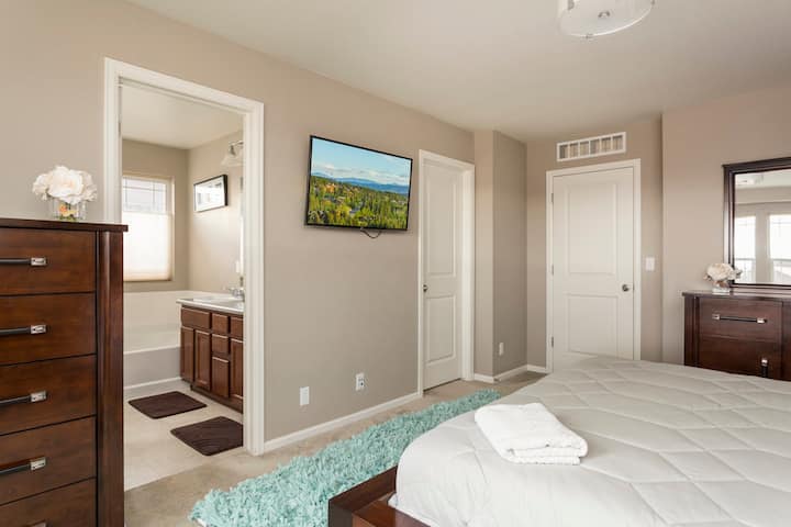 主卧配备44英寸全有线智能电视 