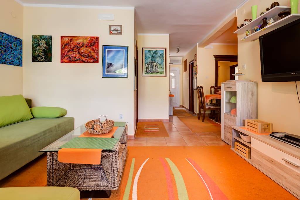 This apartment contains all the elements to make your stay pleasant. This is a living room that is equipped with modern furniture and private entrance. You will enjoy the warmth and joy of the colors this apartment has.