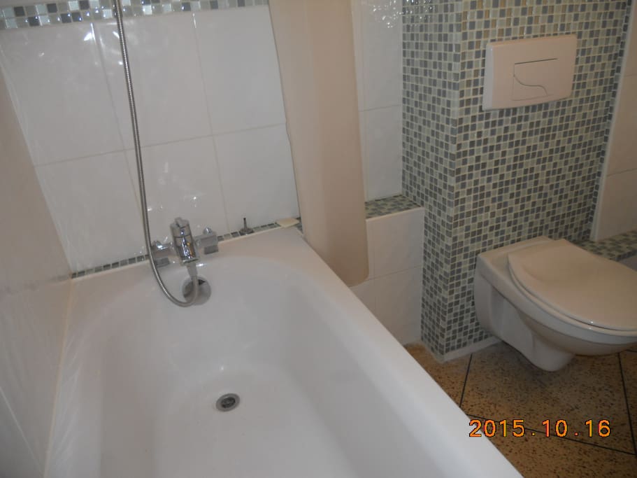 salle de bain neuve, propre et moderne.
