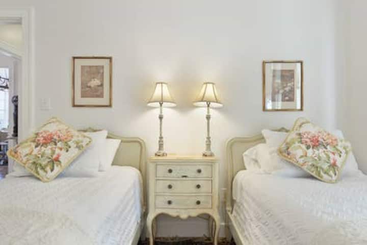 El primer dormitorio cuenta con dos camas individuales que se pueden juntar si es necesario.