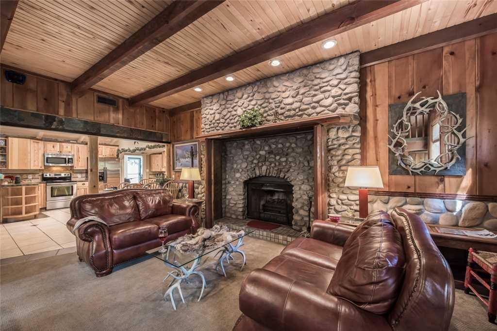 Perfect Family Accommodations - The living room has a nice home feeling to it. With the extra seating you can have all your guest