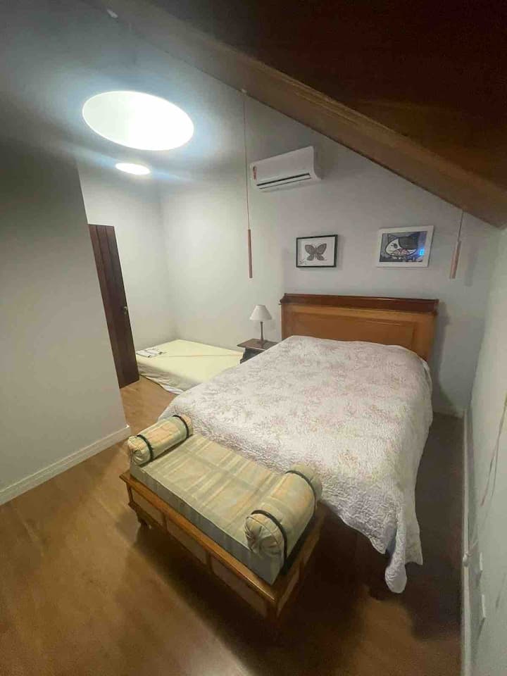 Apartmán 3 - 1 manželská posteľ a 1 matrac na samostatnom poschodí. Apartmán s čiernou a teplou a studenou klimatizáciou. Veľká skriňa. 