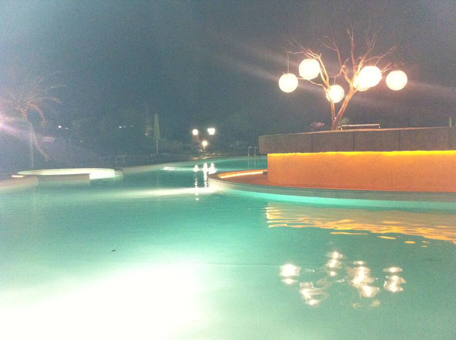 vista notturna piscina