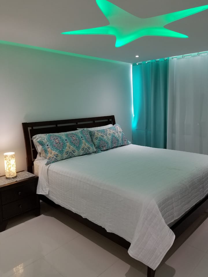 Krevat "King Size". Dhoma e parë e gjumit