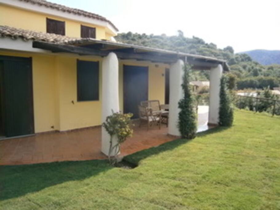 Il prato antistante la casa