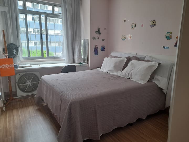 غرفة نوم مع خزانة ومروحة ونافذة كبيرة + سطح مكتب مع كرسي مكتب 