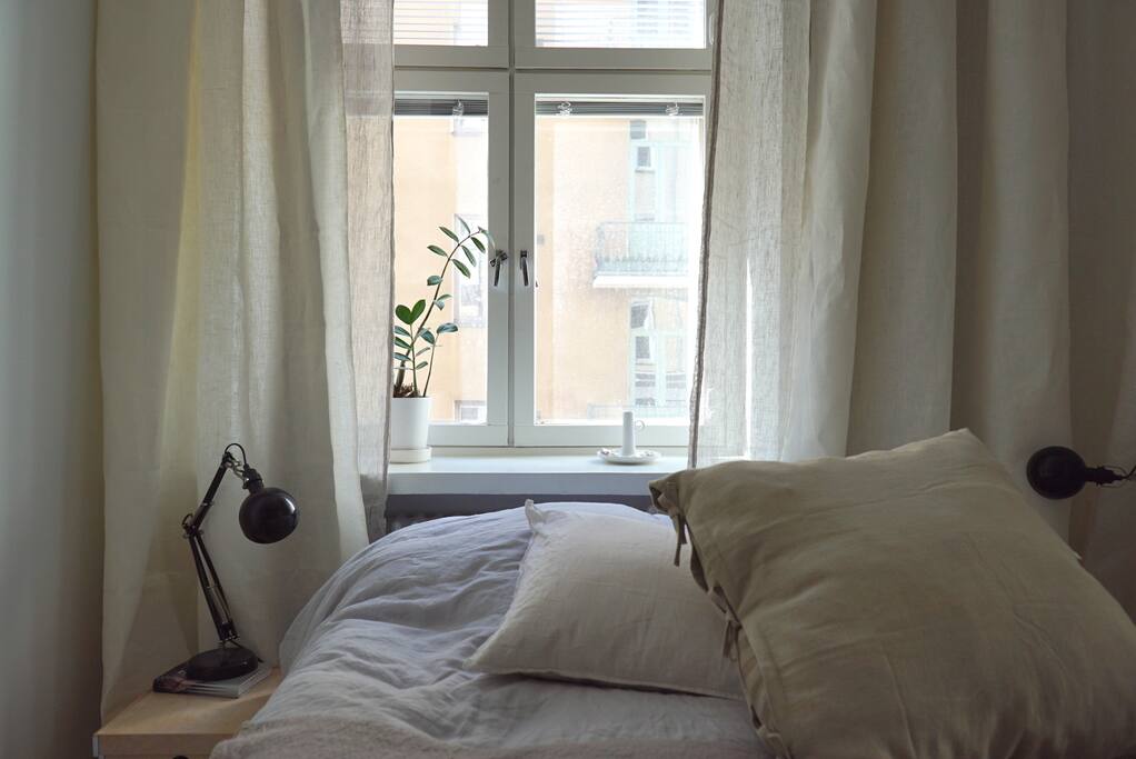 Cosy bed room with queen size bed.