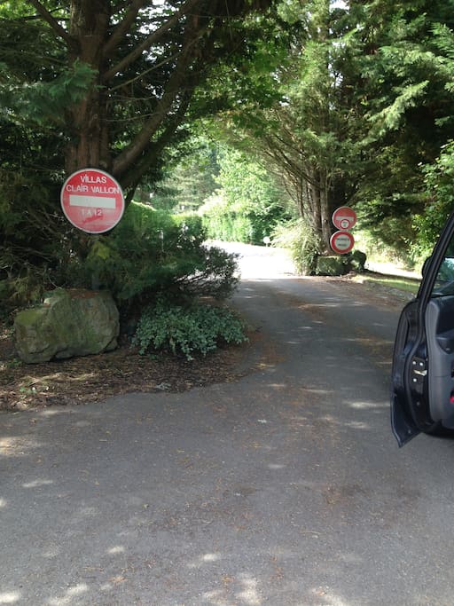 Access private road to property.
route d'accès maison.