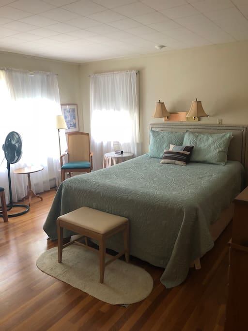 Master bedroom with Queen Bed