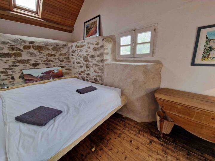 غرفة منزل صغيرة.