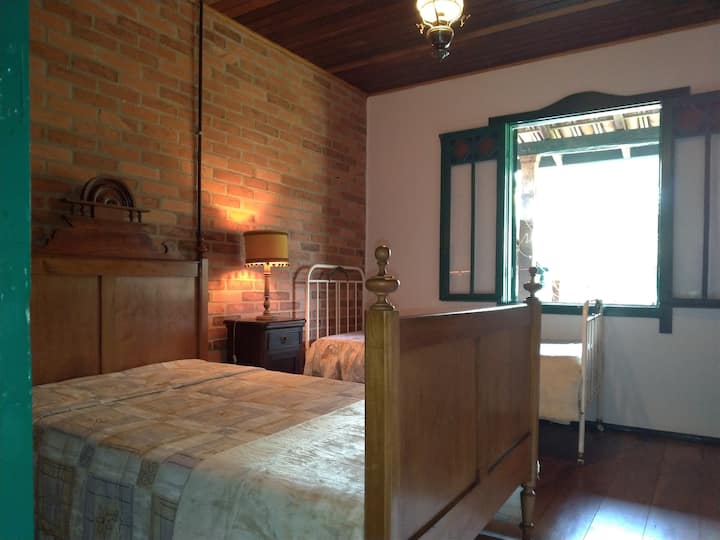 ห้องนอน (เตียงคู่ 1 เตียงและเตียงเดี่ยว 1 เตียง)