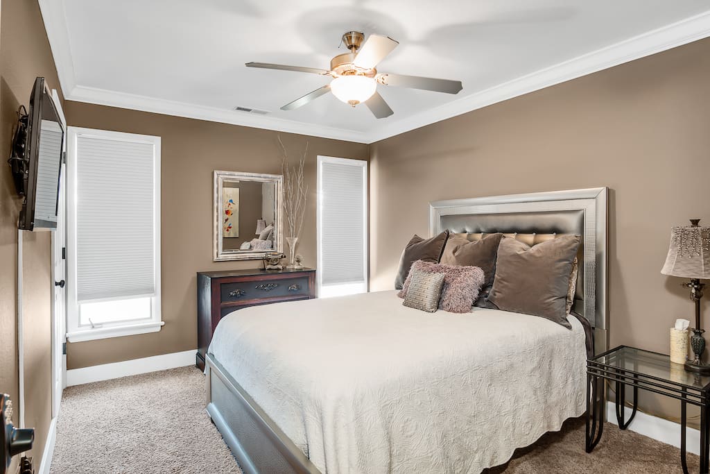 Queen Guest Room w Direct TV