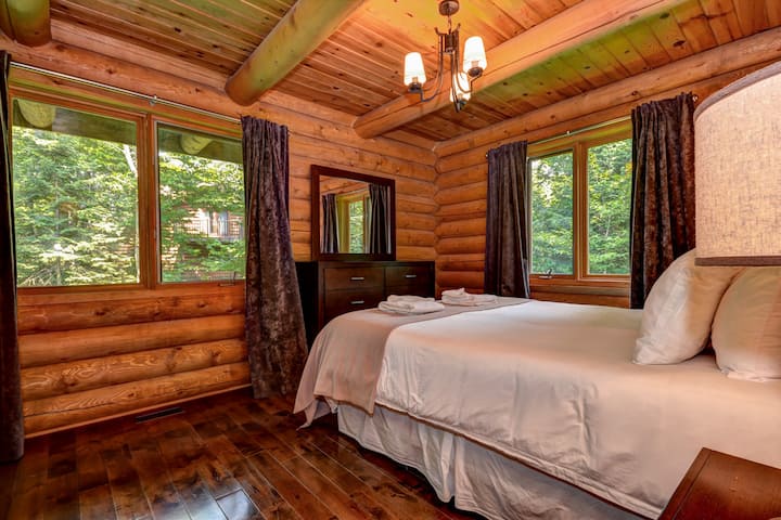 ห้องนอนใหญ่พร้อมห้องน้ำส่วนตัวบนชั้นหลัก