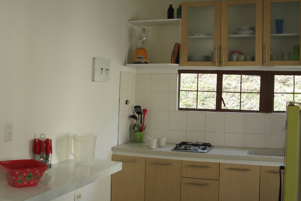 cocina completamente dotada