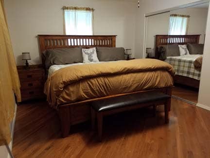 ห้องนอนชั้นล่างพร้อมเตียงคิงไซส์