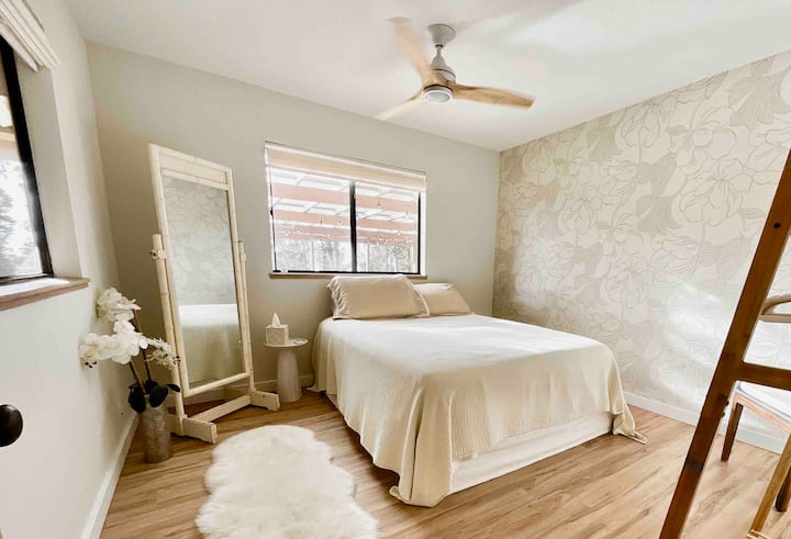 Njia safi, chumba cha kulala cha kupumzika na shuka za kifahari kwenye godoro zuri la ukubwa wa malkia.  Mfariji wa chini ni mzuri kwa usiku wa baridi na mwanga wa jua kwa majira ya joto.  Feni ya dari ni ya hiari wakati wowote wa mwaka.