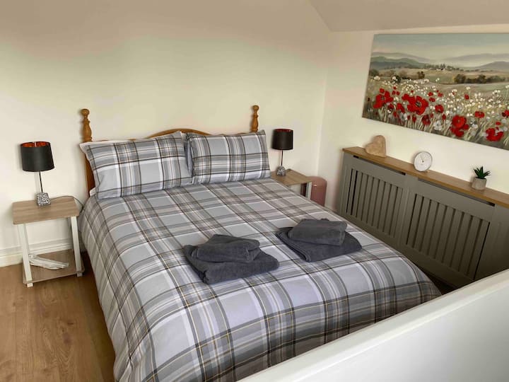 חדר שינה בעליית גג (מיטה זוגית)