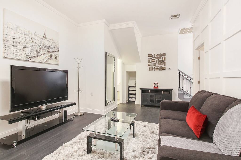 Super Inviting Living Space; Perfect for Entertaining!!