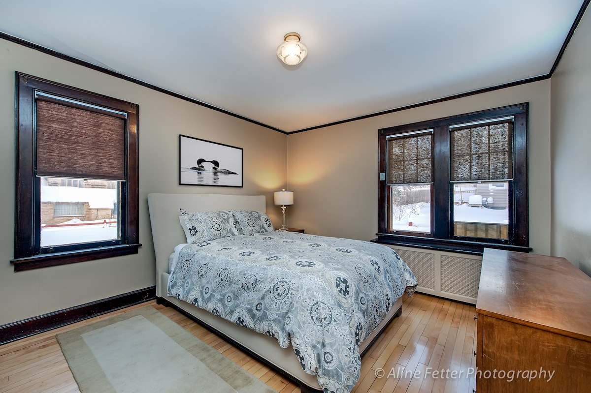 #1 Spálňa na prvom poschodí; manželská posteľ Queen