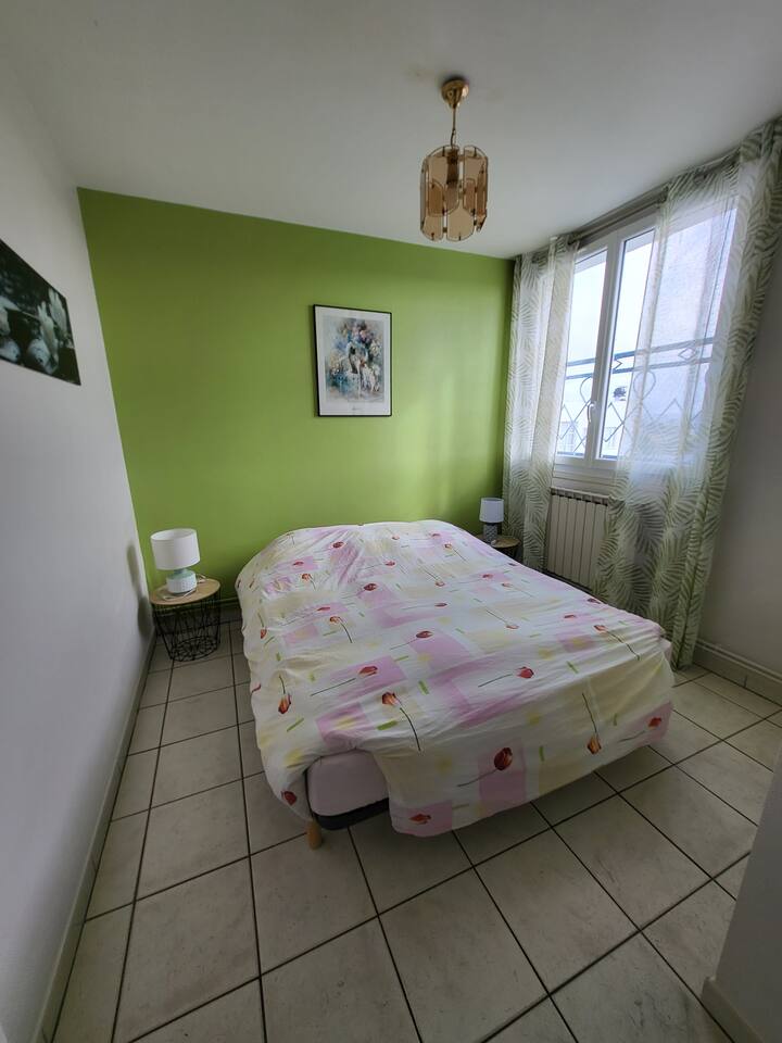 ห้องนอน 1 พร้อมเตียง 160 × 200 ตู้เสื้อผ้าเงียบสงบในหน้าร้อน 