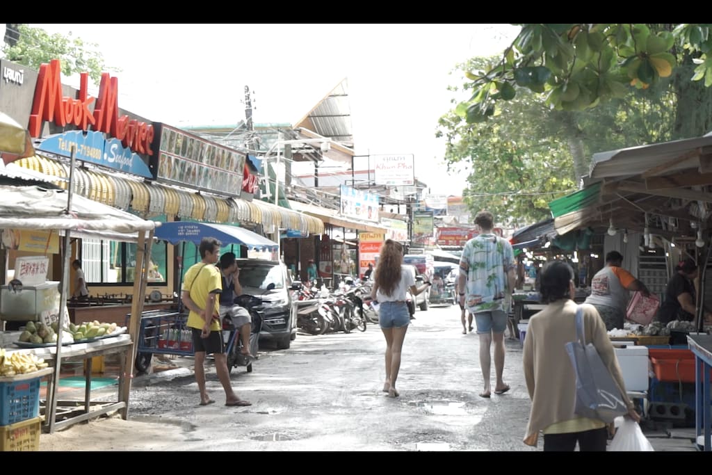 Feeling to try a Fresh seafood ? Rawai Seafood Market is our recommended. Buy the fresh seafood by yourself and bring it to the restaurant for cooking.
And Mook Dee restuarant is my favourite.