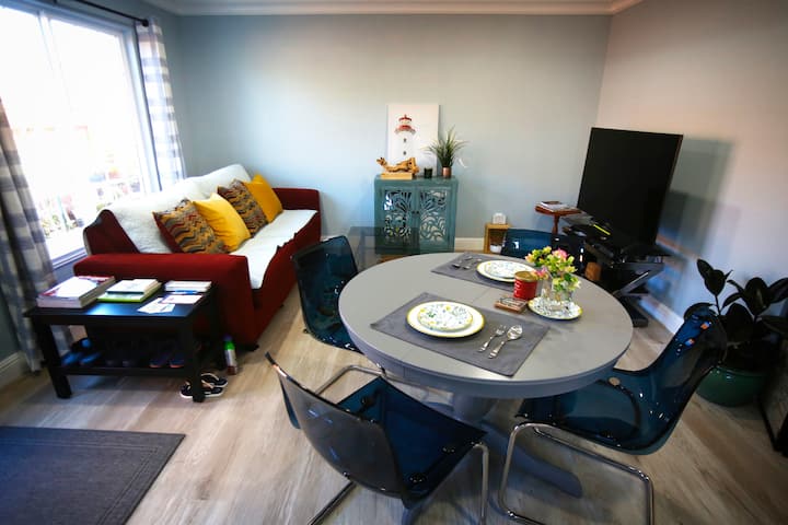 Cozy 1 BR (2 guest) suite close to popular places.