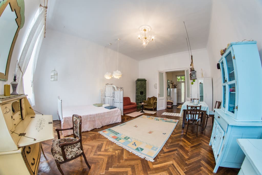 Wide angle shot: overview of the room. Room size: 7 x 5 meters
