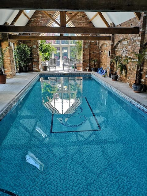 Luxury Country House with indoor pool and hot-tub