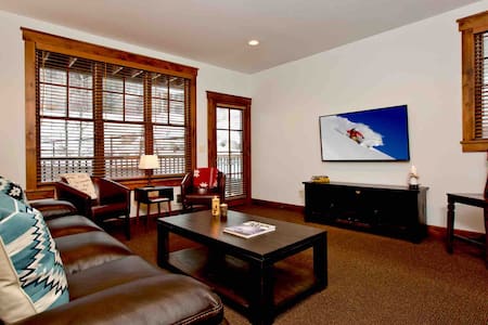 Downtown Jackson, 2BR/2BA, Walk to Hiking Trails!