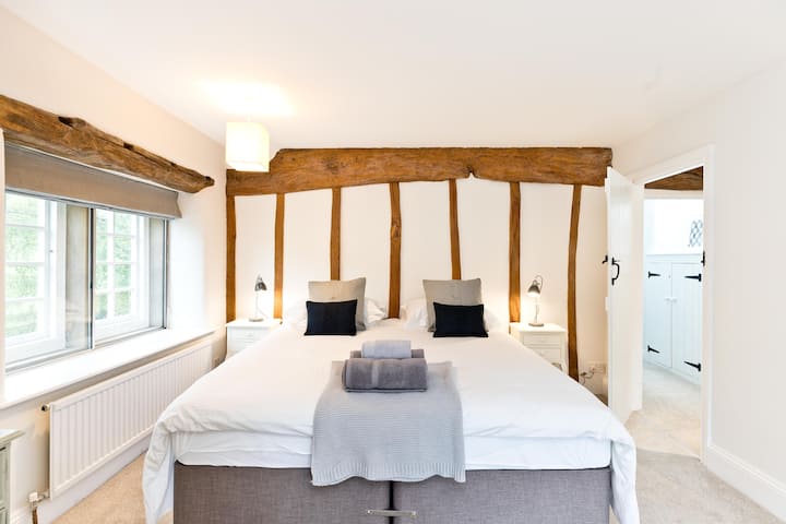 Chumba cha kulala chenye mwangaza wa kipekee chenye vyumba viwili/pacha chenye suti - mapambo yasiyoegemea upande wowote 