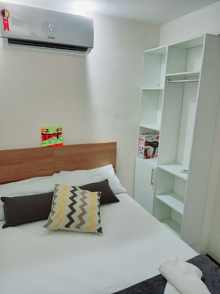 ห้องสวีทคู่พร้อมเครื่องปรับอากาศแบบแยกส่วนและตู้เสื้อผ้า