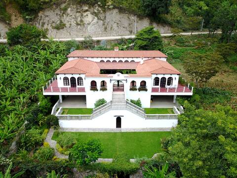 La Orchid Amarilla - Lakefront Home