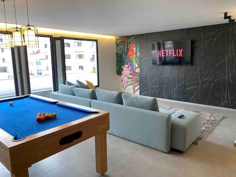 Freshly renovated luxurious apartment, pool table