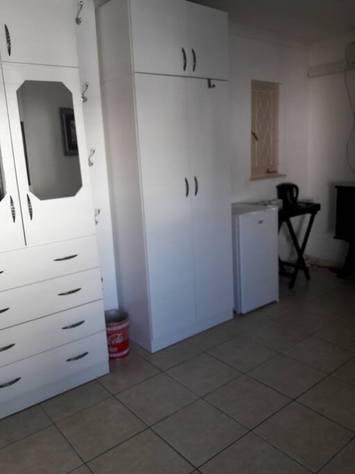 Cupboards Barfridge & tea & coffee facilities
