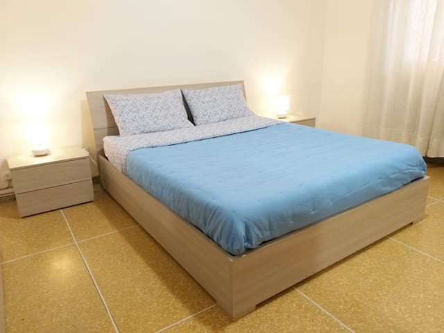 Stanza ampia e luminosa a due passi dal centro