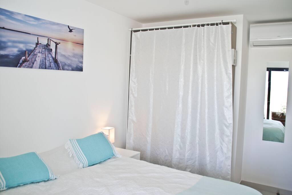 Chambre parentale avec armoire de rangement. Climatisation réversible indépendante.