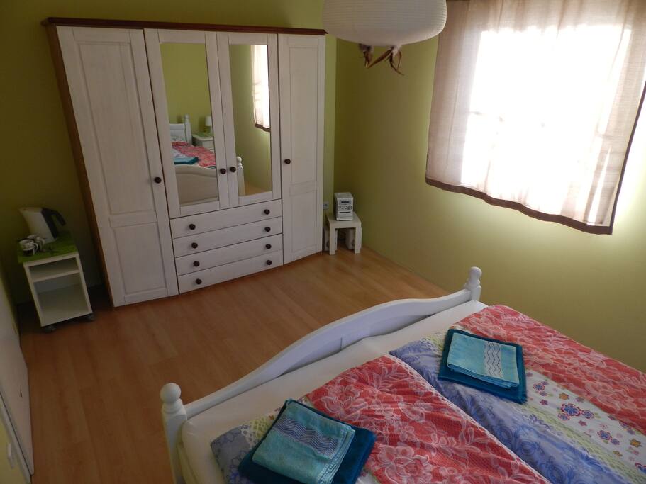 Doppelzimmer Doppelbett green peas