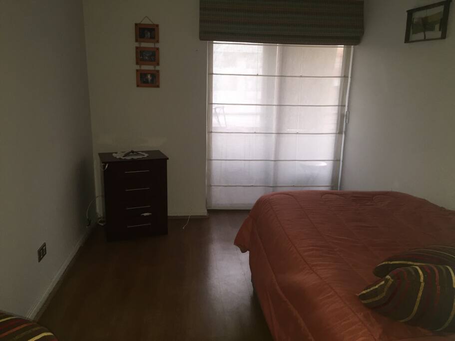 Dormitorio con cama nido