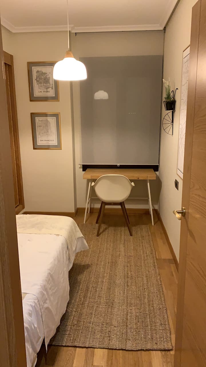 ห้องนอนเดี่ยวพร้อมโต๊ะทำงาน