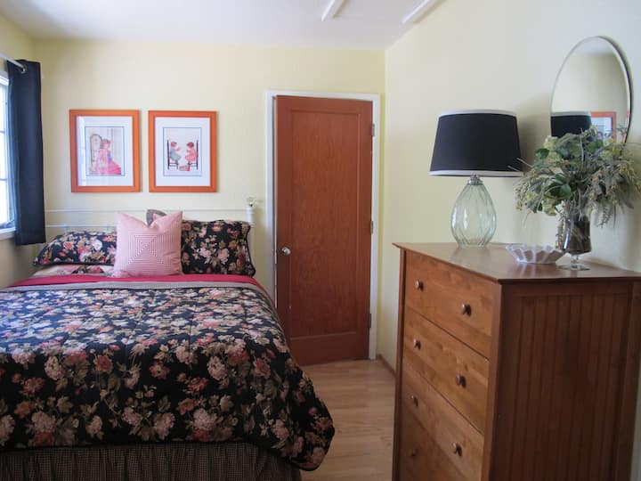 Cama tamaño queen con entrada privada