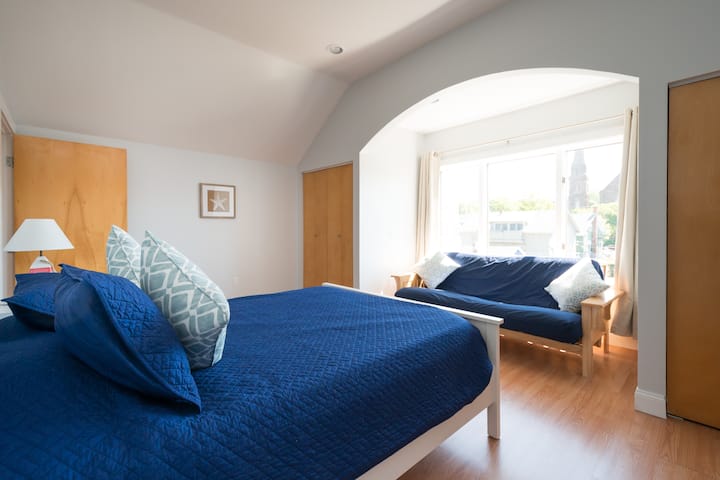 נוף לחדר השינה האחורי של סנט מרי ההיסטורית ממיטת קווין סייז ופוטון בגודל מלא.