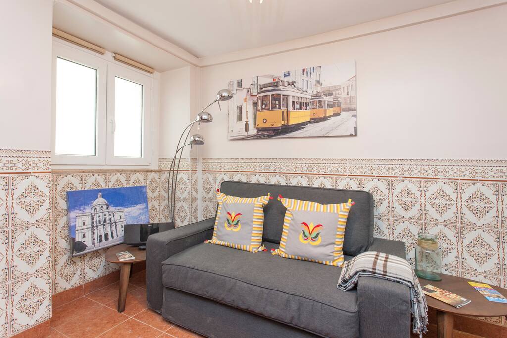 Notre salon vous accueillera avec une ambiance Lisboete et ces fameux azulejos d'origine. Canape comfortable, tele cablee, chaine hifi et WiFi de haut debit.