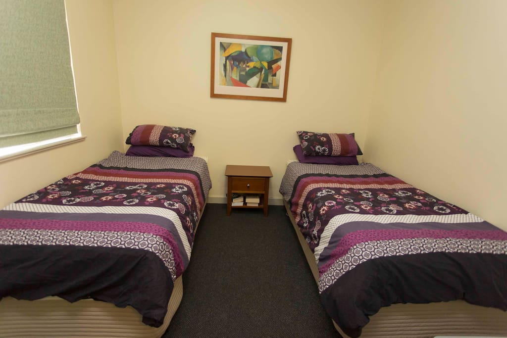 2nd bedroom 2 single beds