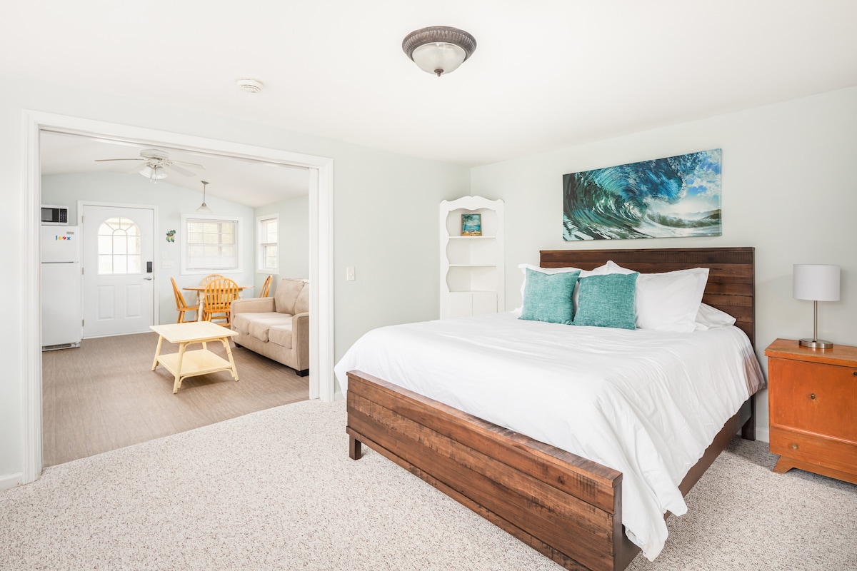 Comfy queen size bed with high thread count cotton linens and memory foam semi-firm mattress.