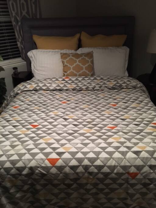 2nd bed room w/ full size bed