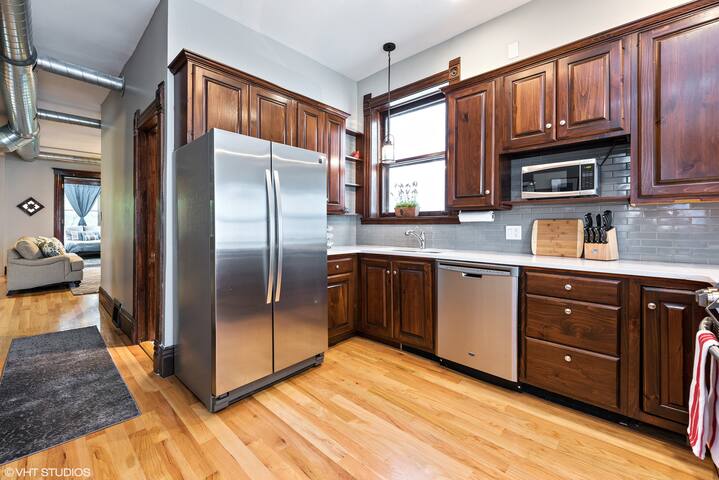 WrigleyVilla – 1/2 Block From Wrigley Field! gallery image 4